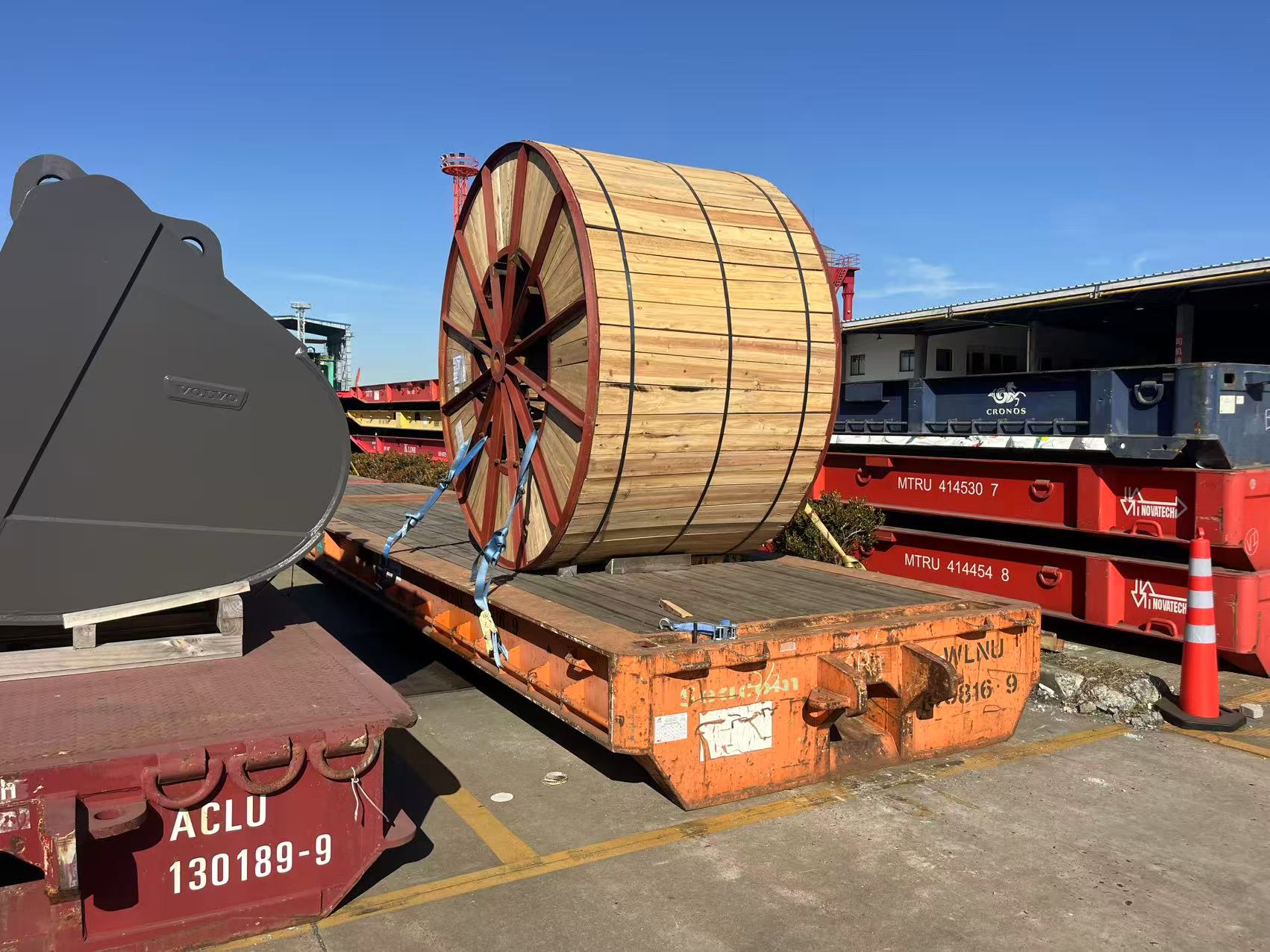 Heavy cable spool on flat rack